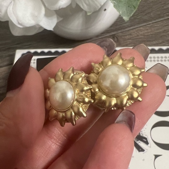 CHANEL Vintage Faux Pearl Gold CC Clip On Earrings - Picture 9 of 11